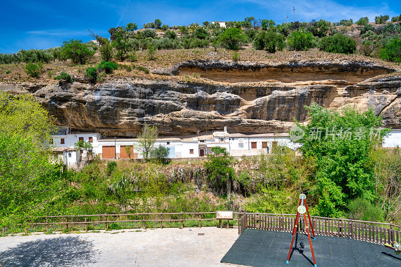 Setenil de las Bodegas。典型的安达卢西亚村庄，白色的房子和街道，房屋建在里约热内卢Trejo上方的岩石上